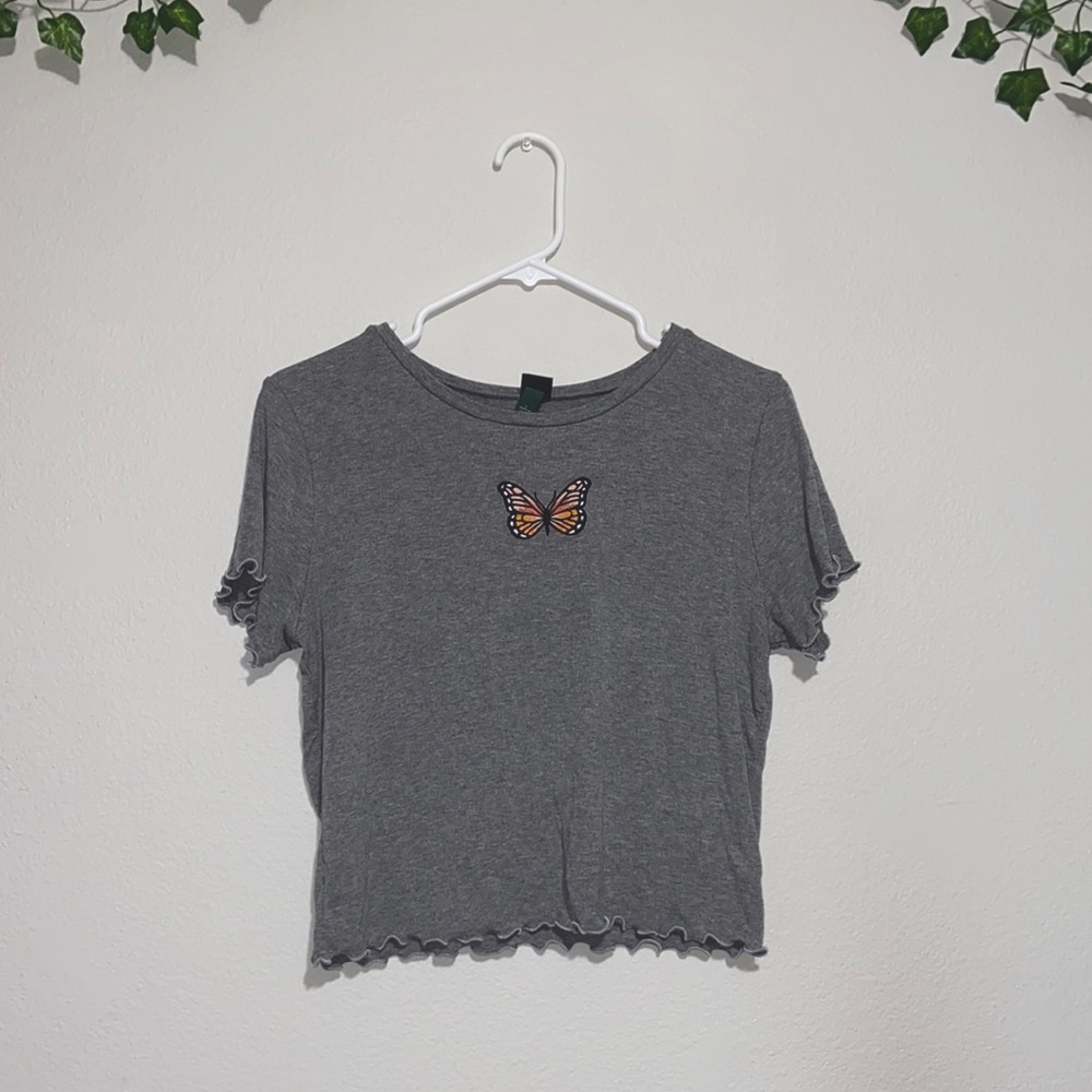 Short sleeve butterfly semi cropped shirt.